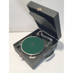 K153 - Přenosný kufříkový gramofon Paillard
