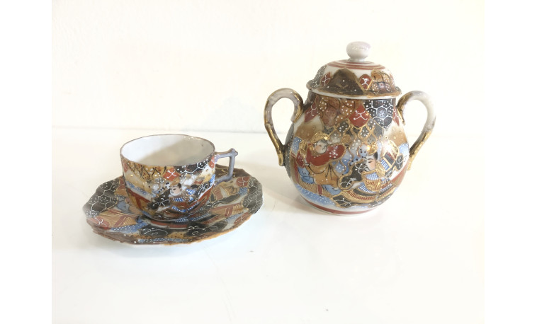 K153 - Japonský porcelán Satsuma – šálek s podšálkem a konvice